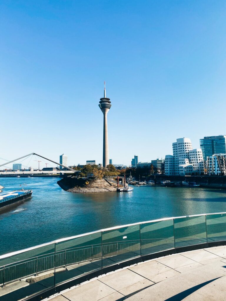 Aussichtspunkt-Hafenspitze-Blick-Rheinturm-Marina-Ghery-Bauten-Medienhafen-Duesseldorf-3.jpg