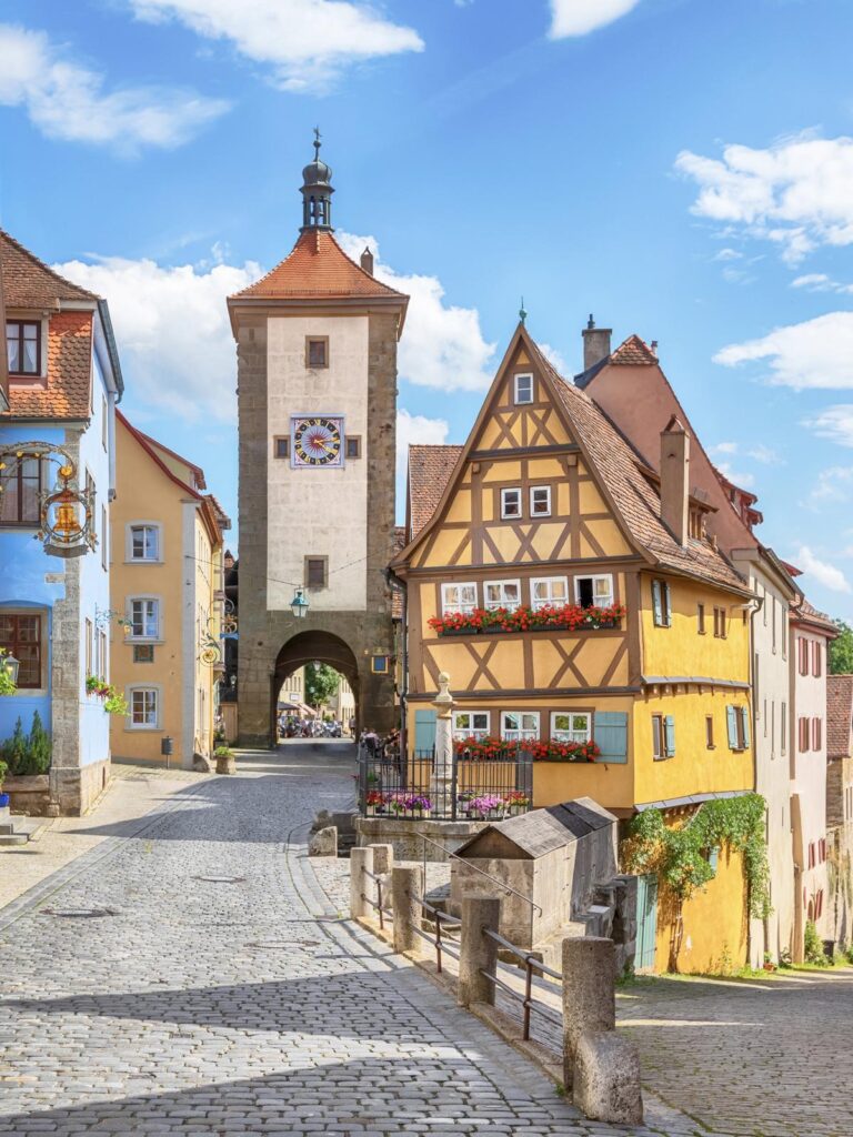 Das-Ploenlein-Platz-am-Brunnen-Rothenburg-ob-der-Tauber-1.jpg