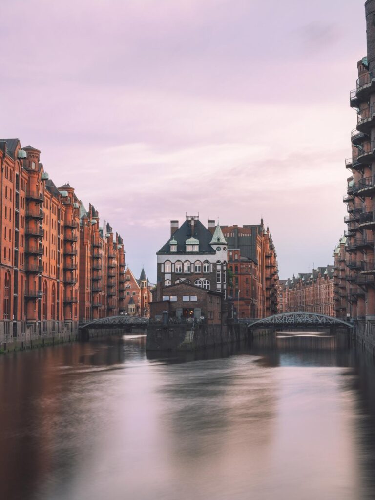 Poggenmuehlenbruecke-–-Blick-Wasserschloss-Speicherstadt-Hamburg-2.jpg