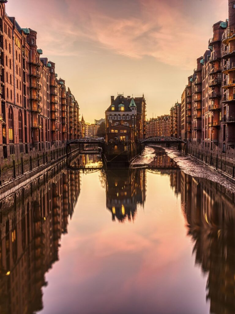 Poggenmuehlenbruecke-–-Blick-Wasserschloss-Speicherstadt-Hamburg-5.jpg