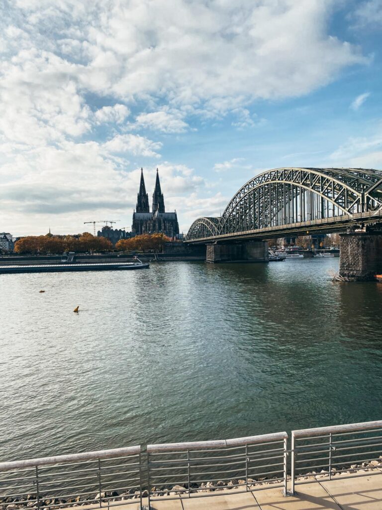 Rheinboulevard-Blick-Koelner-Dom-Hohenzollernbruecke-Koeln-2.jpg