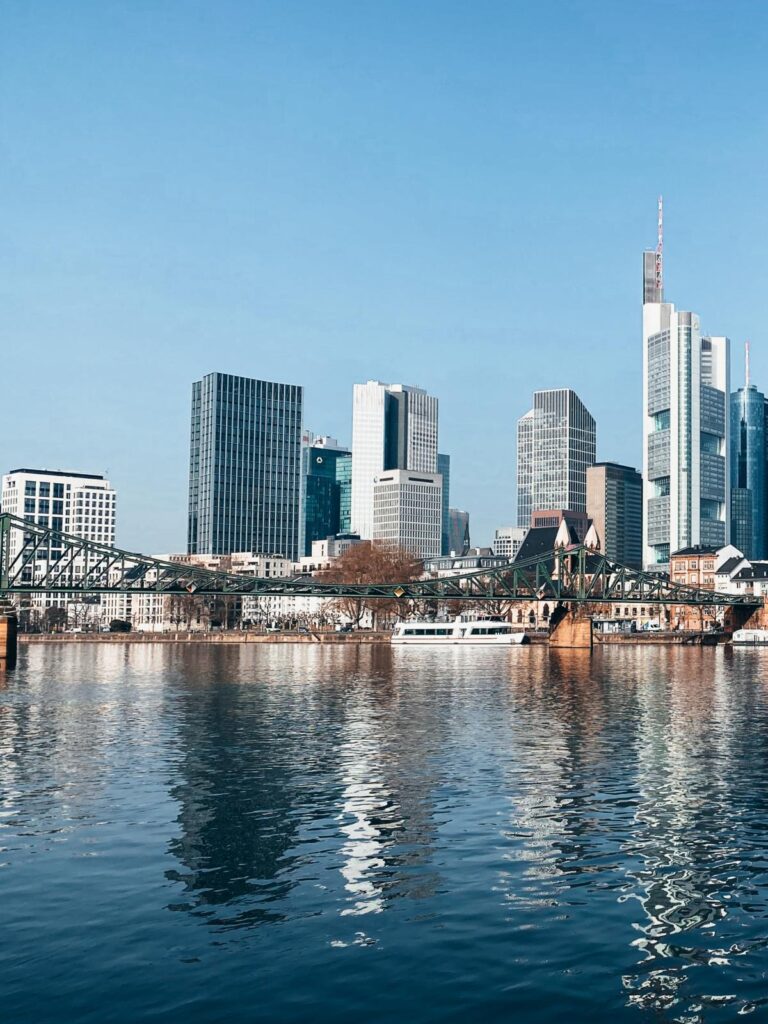 Sachsenhhaeuser-Ufer-Skyline-Frankfurt-am-Main-_2_1.jpg