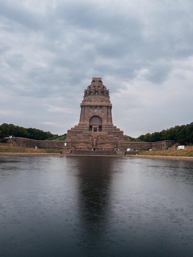 See-der-Traenen-Voekerschlachtdenkmal-Ansicht-Nordwest-Leipzig-3.jpg