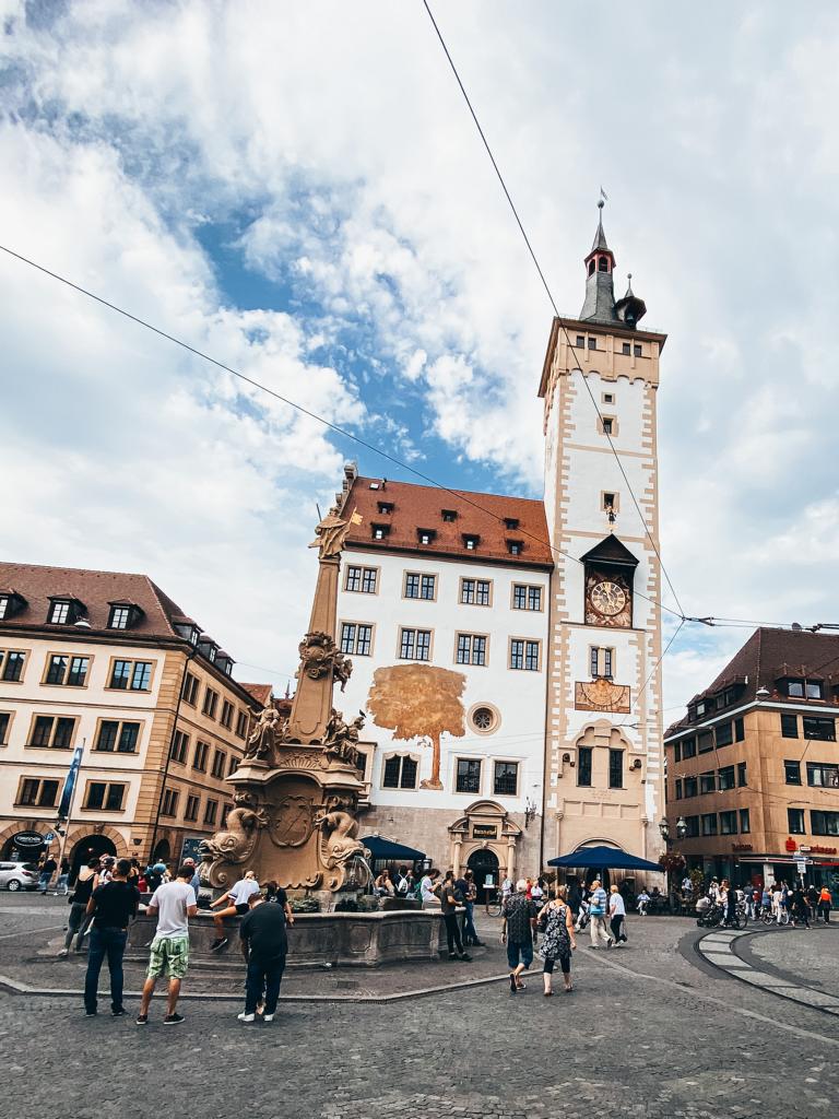 Vierroehrenbrunnen-Wuerzburg.jpg