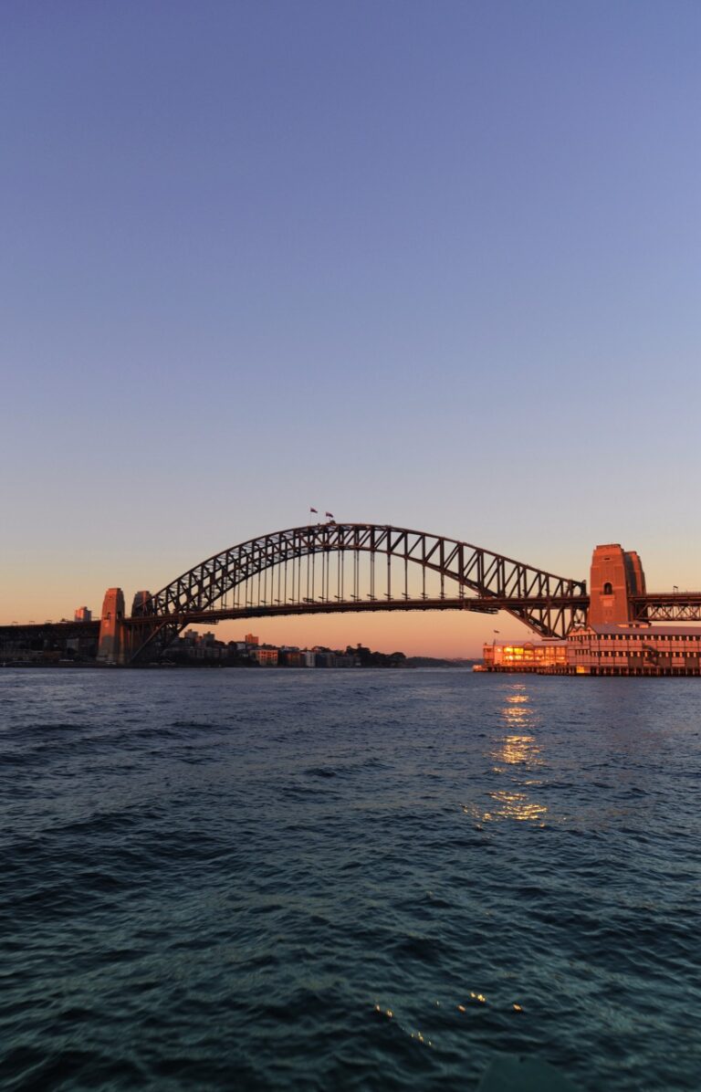 Blick auf die Harbour Bridge in Sydney bei Sonnenuntergang.