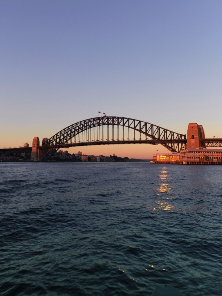 Blick auf die Harbour Bridge in Sydney bei Sonnenuntergang.