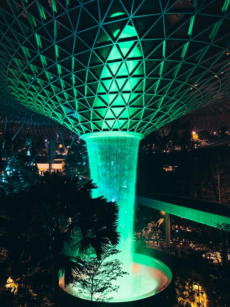 Indoor Wasserfall Rain Vortex - Jewel Changi Airport Singapur (4)