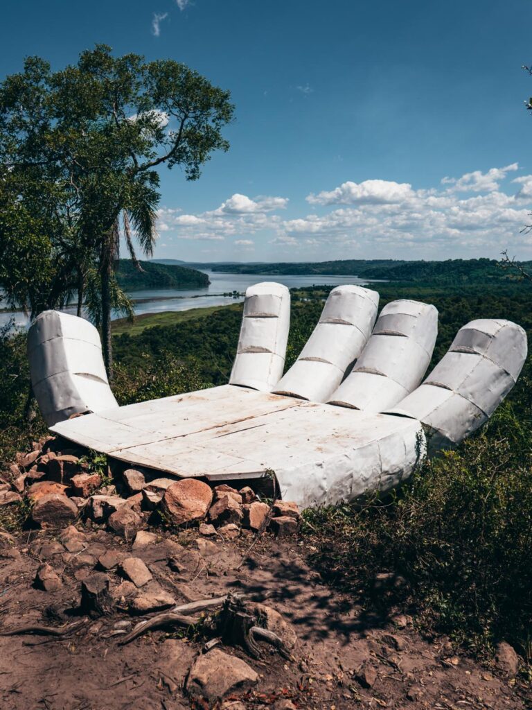 Mystische Hand Skulptur - Ökologische Park der Jesuiten Itapua 2