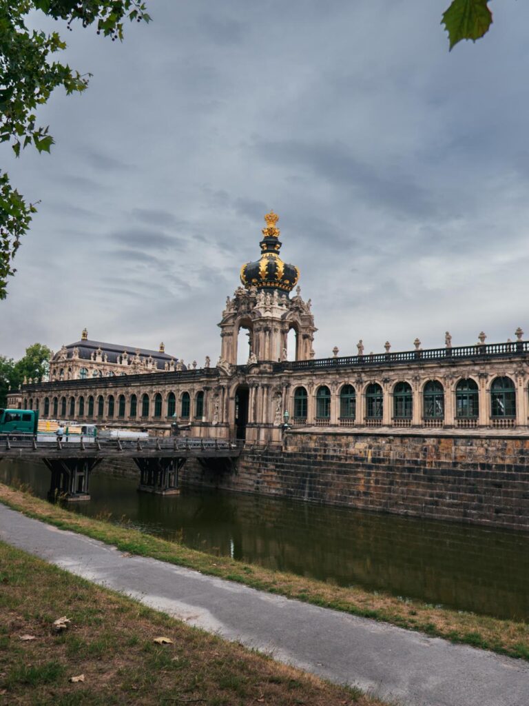 Ostra-Allee - Blick Kronentor Zwinger Dresden (1)