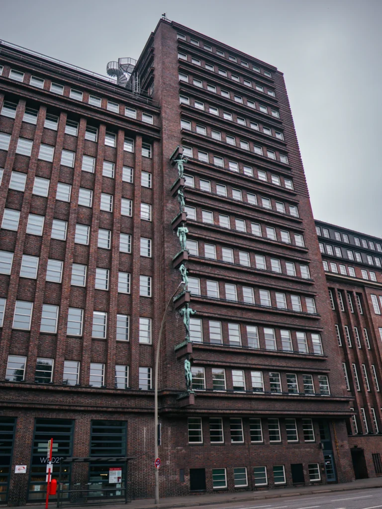 '6 Männerfiguren' - Brahms Kontor Hamburg. Der Fotogoals Fotospot in Hamburg