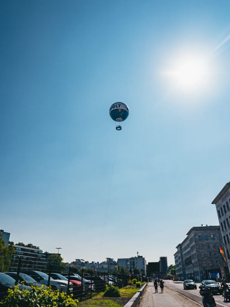 Air Service Berlin - Weltballon Berlin. Der Fotogoals Fotospot in Berlin