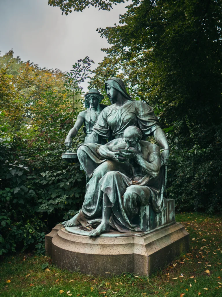 Allegorische Figur 'Das Invaliditäts- und Altersversorgungsgesetz' Hamburg. Der Fotogoals Fotospot in Hamburg