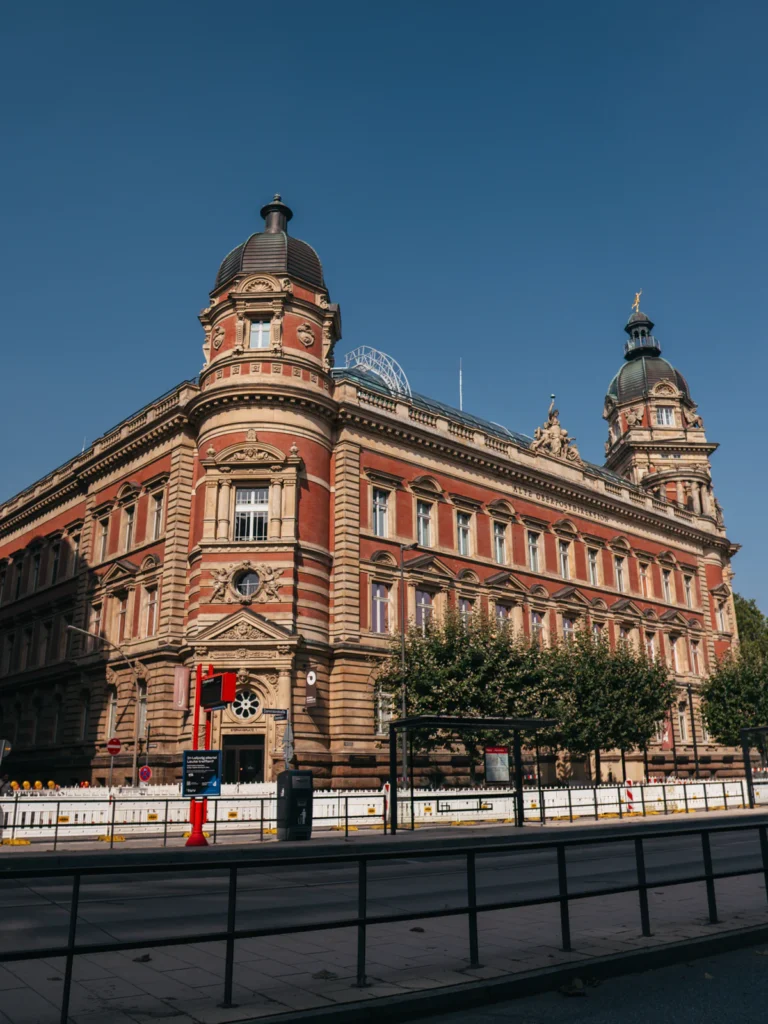 Alte Oberpostdirektion Hamburg. Der Fotogoals Fotospot in Hamburg