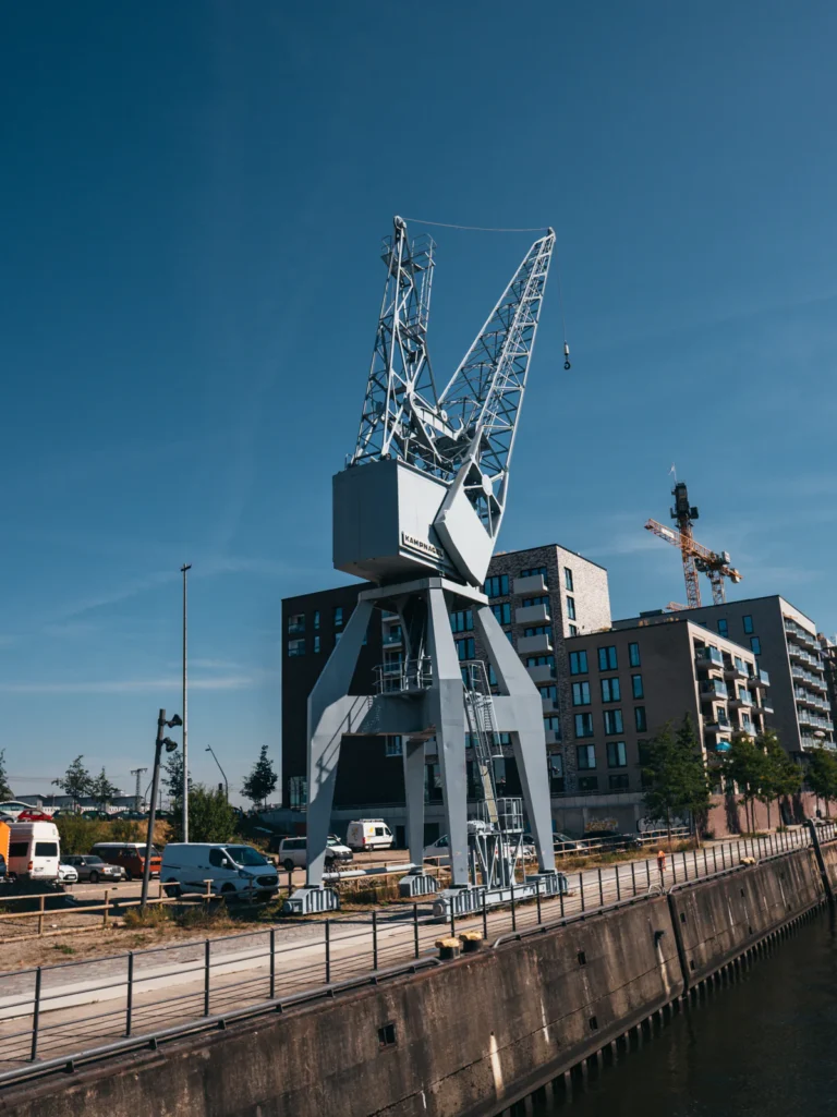 Alter Hafenkran III - Versmannkai Hamburg. Der Fotogoals Fotospot in Hamburg
