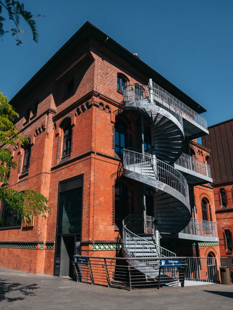 Altes Hafenamt - Überseequartier Hamburg. Der Fotogoals Fotospot in Hamburg