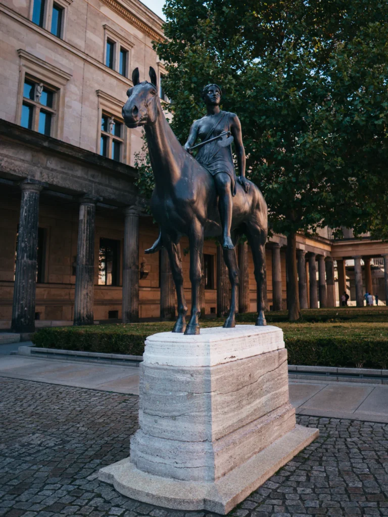 'Amazone zu Pferde' Skulptur Berlin. Der Fotogoals Fotospot in Berlin