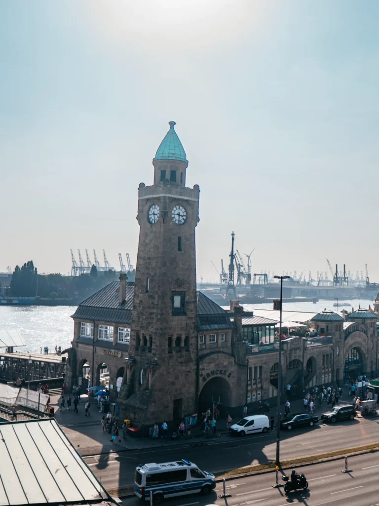 Aussichtspunkt Landungsbrücken - Blick: Pegelturm Hamburg. Der Fotogoals Fotospot in Hamburg
