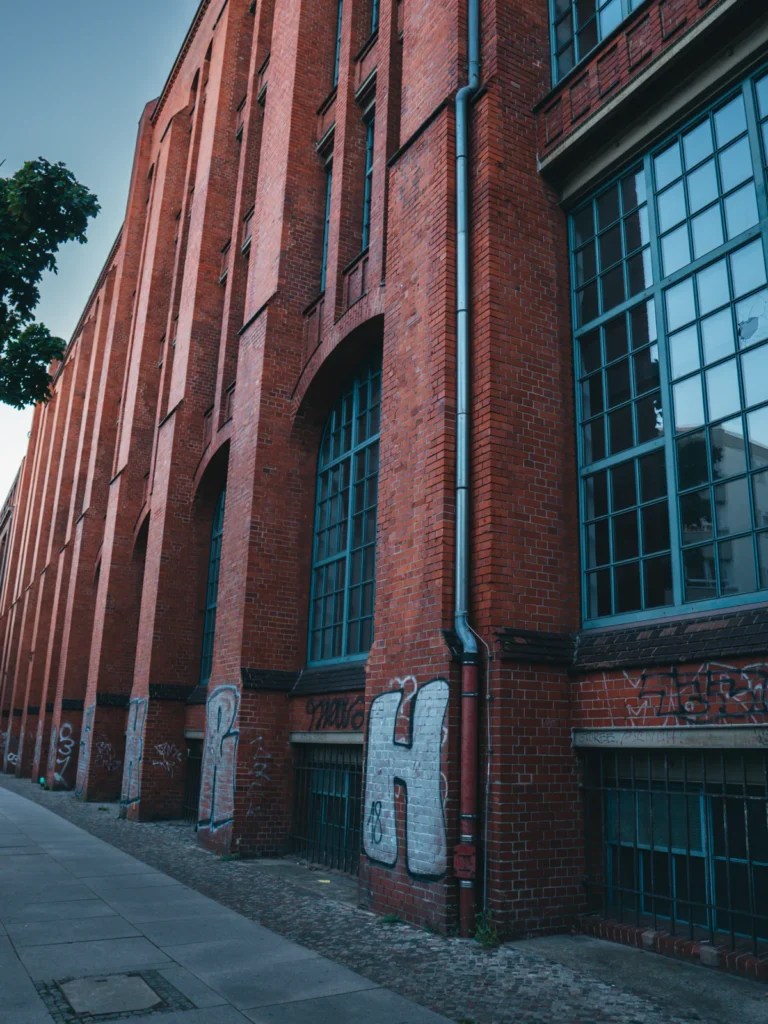Backstein-Fenster Fassade Nr.2 - Voltastraße Berlin. Der Fotogoals Fotospot in Berlin