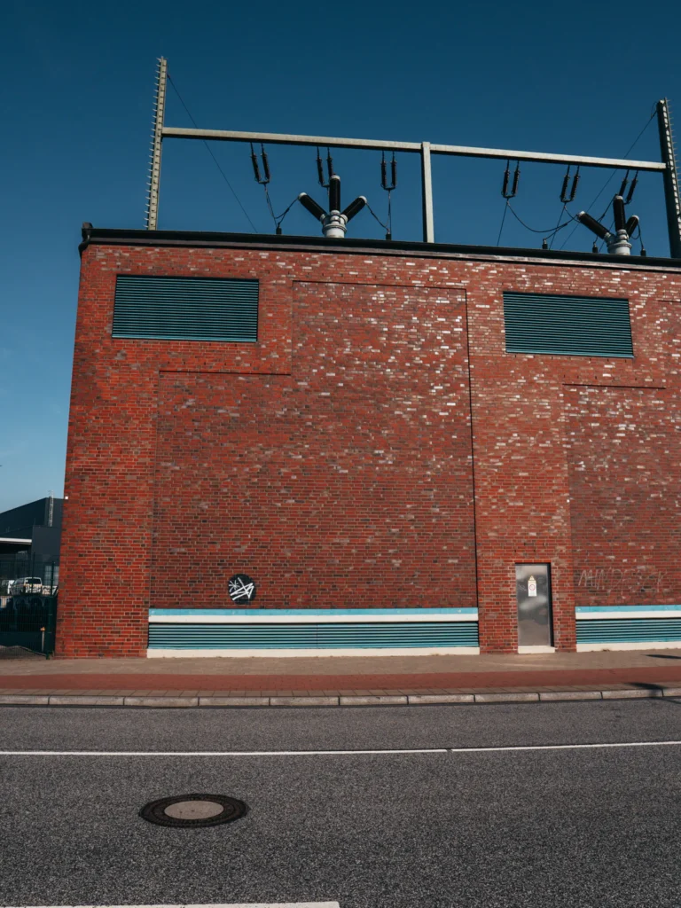 Backsteinfassade - Umspannwerk Kuhwerder Hamburg. Der Fotogoals Fotospot in Hamburg