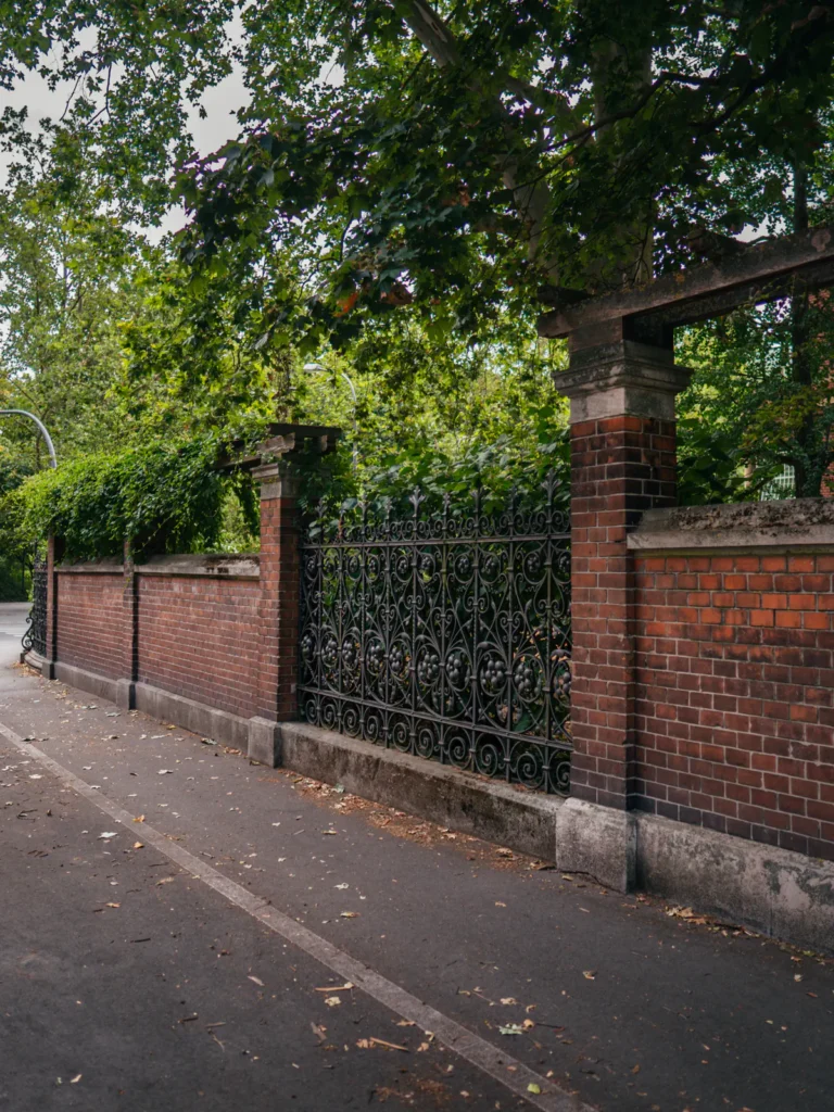 Backsteinmauer mit Gitter und Efeu - Schönleinstraße Würzburg. Der Fotogoals Fotospot in Würzburg