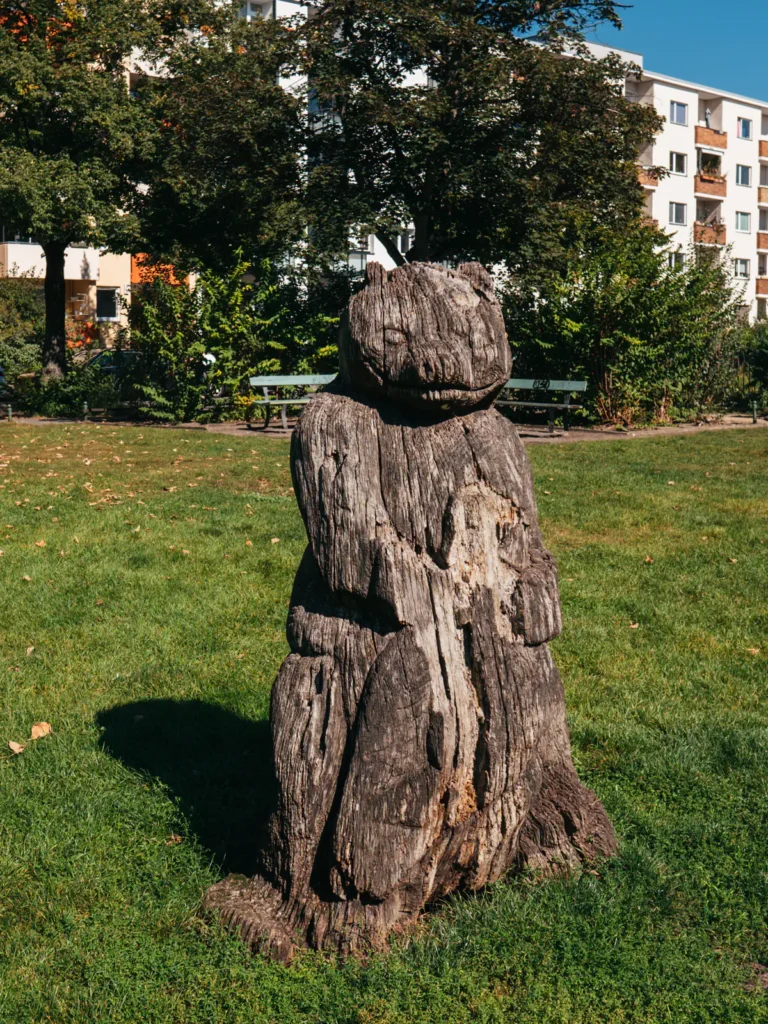 'Bär und Adler' Holzskulptur Berlin. Der Fotogoals Fotospot in Berlin