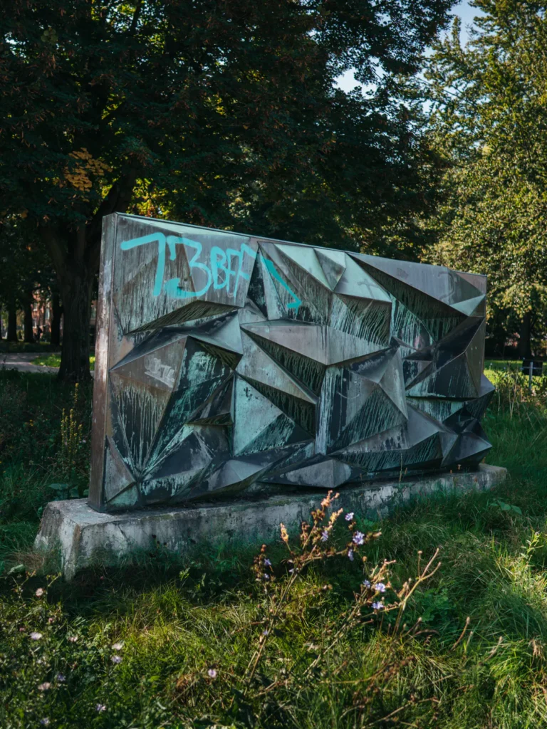 'Begegnung' Steinplastik Hamburg. Der Fotogoals Fotospot in Hamburg