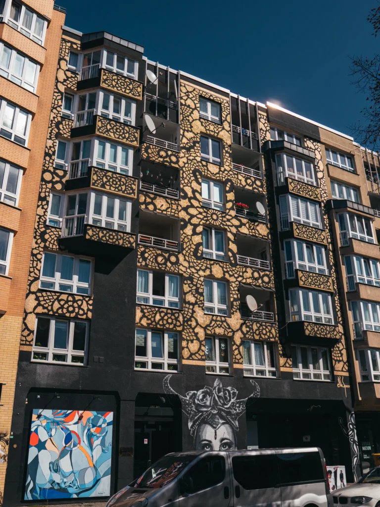 Bemalte Hausfassade - Bülowstraße Berlin. Der Fotogoals Fotospot in Berlin