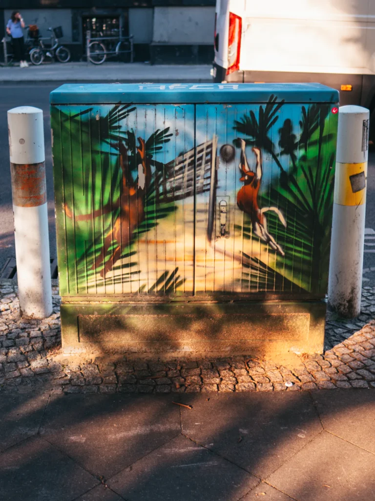 Bemalter Verteilerkasten - Mauerstraße Berlin. Der Fotogoals Fotospot in Berlin