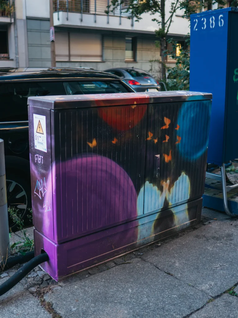 Bemalter Verteilerkasten - Tieckstraße Berlin. Der Fotogoals Fotospot in Berlin