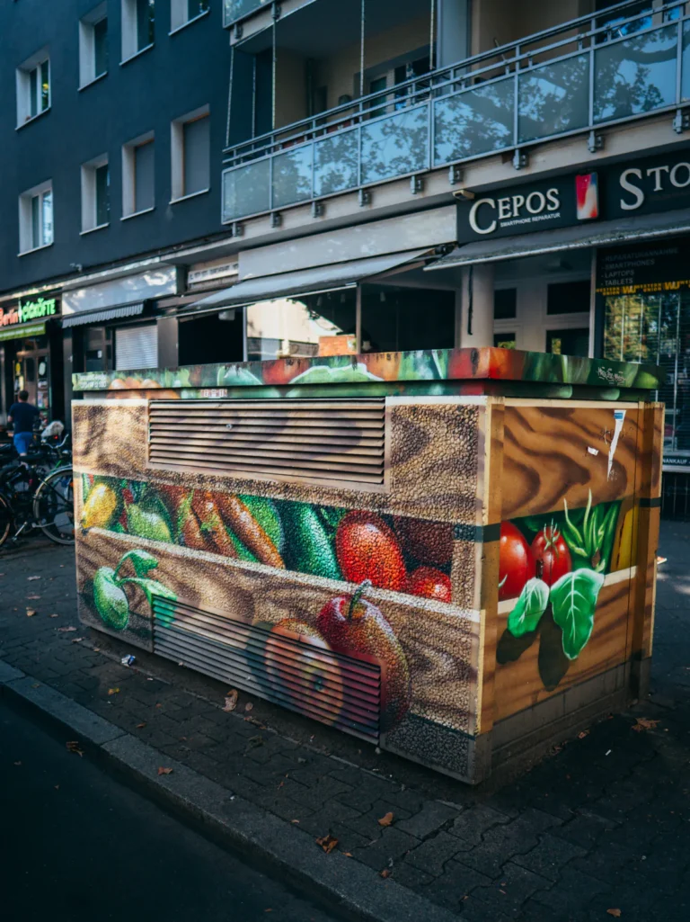 Bemalter Verteilerkasten - Wilmersdorfer Straße Berlin. Der Fotogoals Fotospot in Berlin