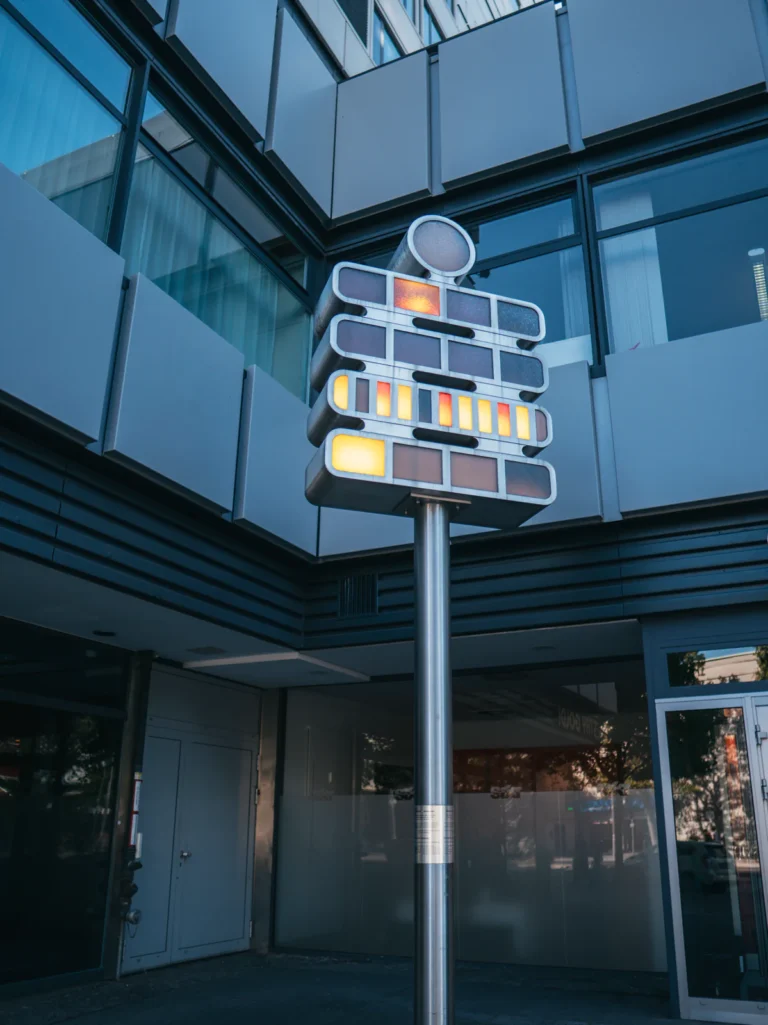 Berlin-Uhr (Mengenlehreuhr) Berlin. Der Fotogoals Fotospot in Berlin