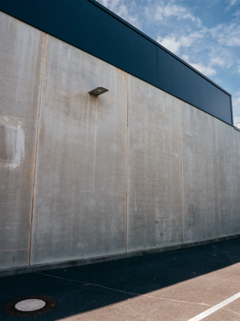 Betonfassade - Hubland Center Würzburg. Der Fotogoals Fotospot in Würzburg