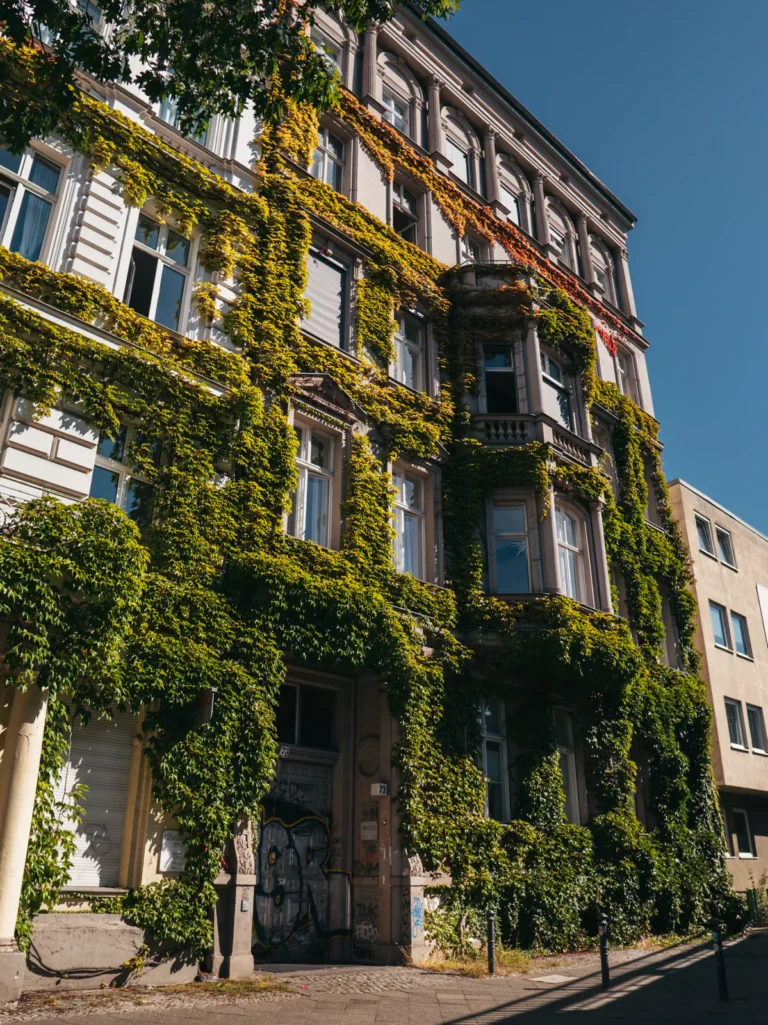 Bewachsenes Gebäude - Bülowstraße Berlin. Der Fotogoals Fotospot in Berlin