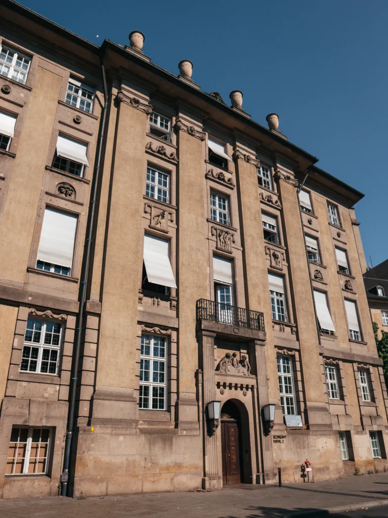 Bezirksamt Tempelhof-Schöneberg - Portal 2 Berlin. Der Fotogoals Fotospot in Berlin