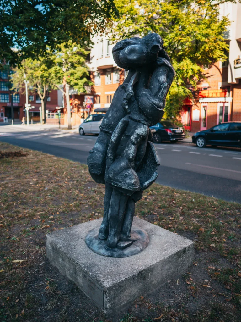 'Black Sun Press' Skulptur Berlin. Der Fotogoals Fotospot in Berlin