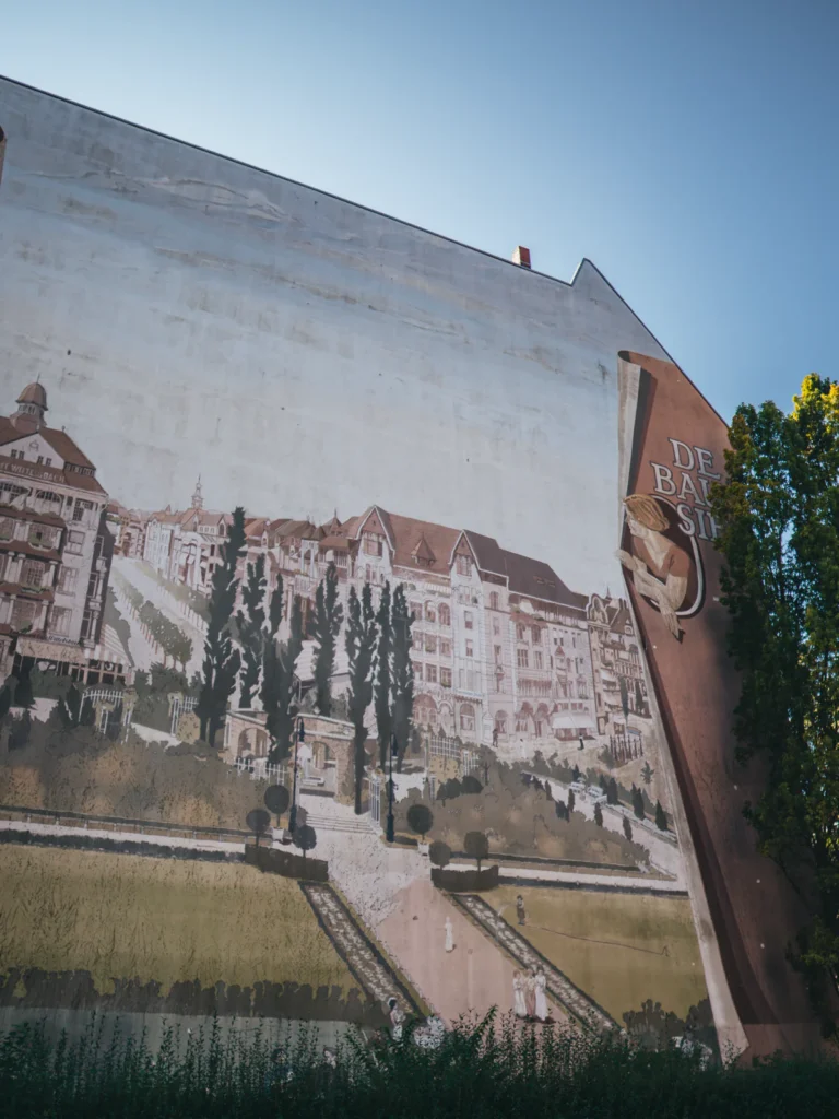 'Blick in die Vergangenheit' Wandbemalung Berlin. Der Fotogoals Fotospot in Berlin