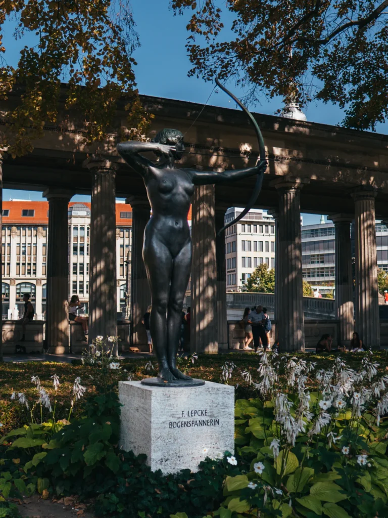 'Bogenspannerin' Skulptur Berlin. Der Fotogoals Fotospot in Berlin