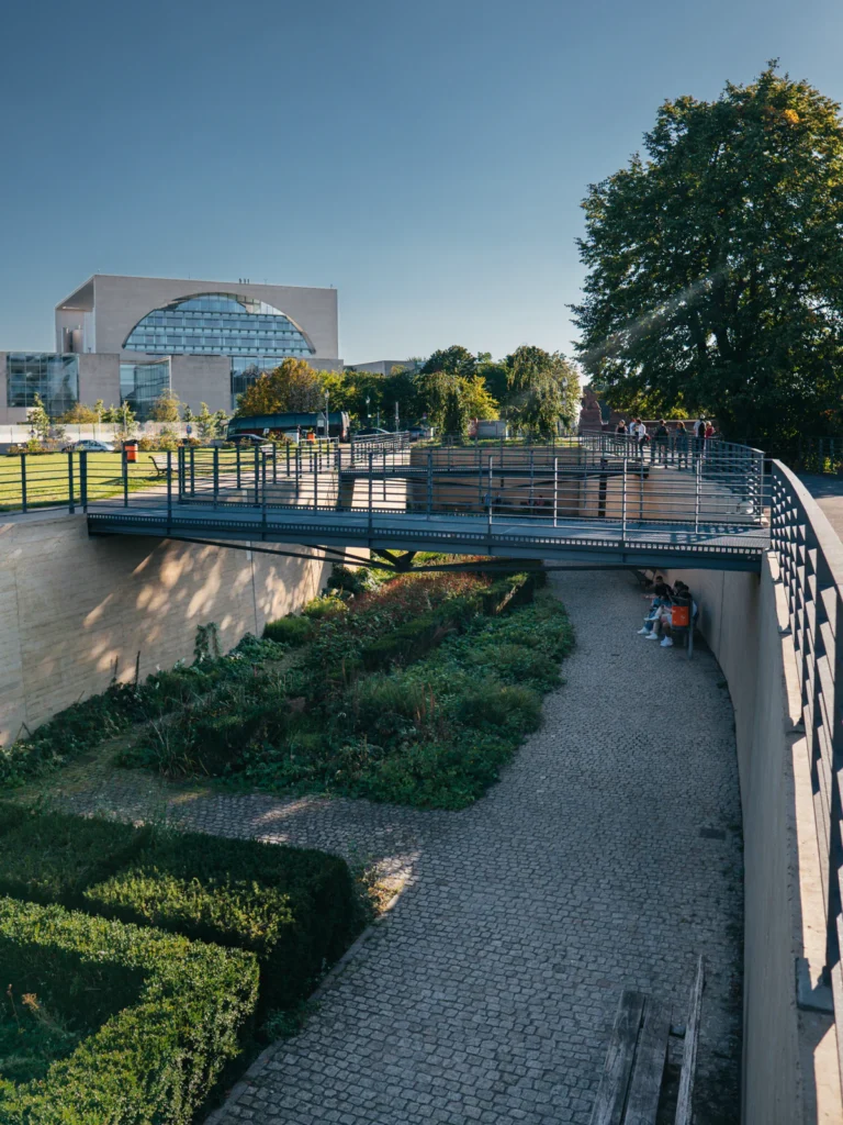 Brücke Spreebogenpark - Blick: Ludwig-Erhard-Ufer Garten Berlin. Der Fotogoals Fotospot in Berlin