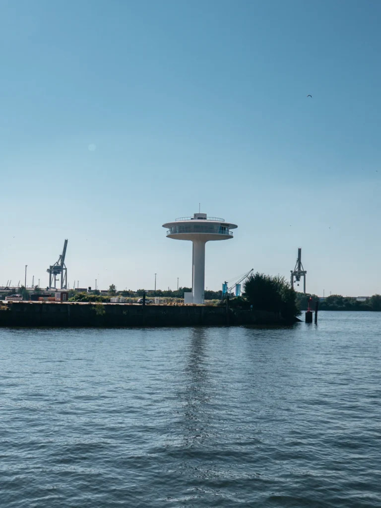 Buenos-Aires-Kai - Blick: Lighthouse Zero Hamburg. Der Fotogoals Fotospot in Hamburg