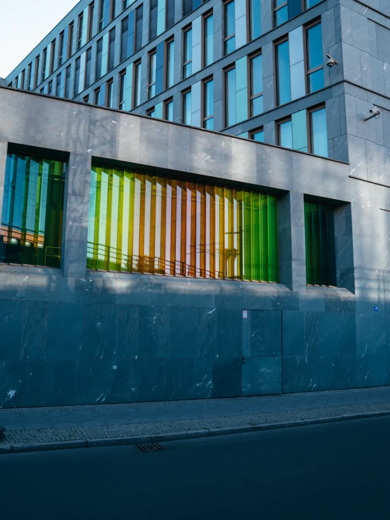Bunte Gläser-Fassade - Margarete-Steffin-Straße Berlin. Der Fotogoals Fotospot in Berlin
