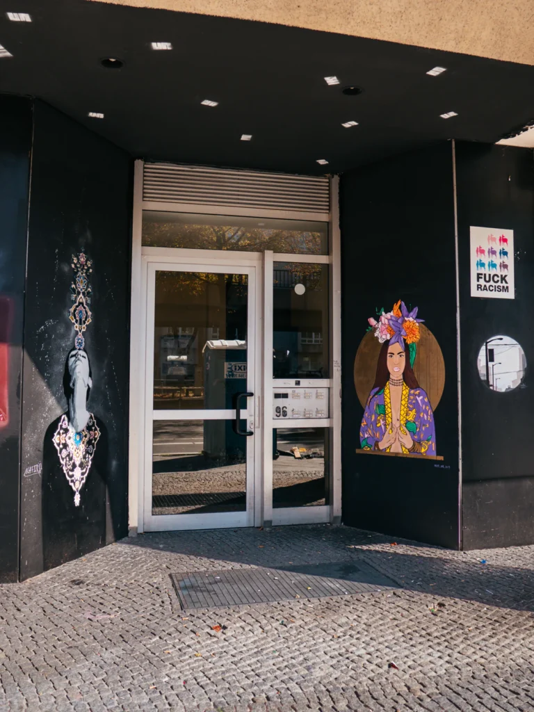 'Close your eyes And Open your heart' Mural Berlin. Der Fotogoals Fotospot in Berlin