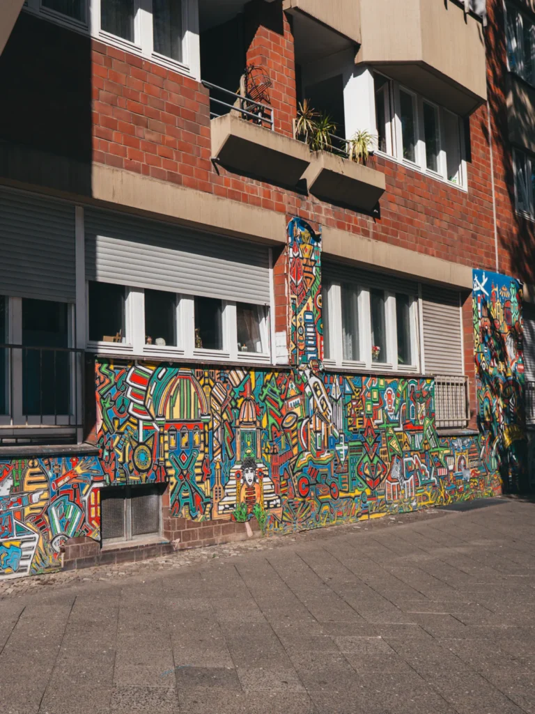 'Community Wall Schöneberg' Mural Berlin. Der Fotogoals Fotospot in Berlin