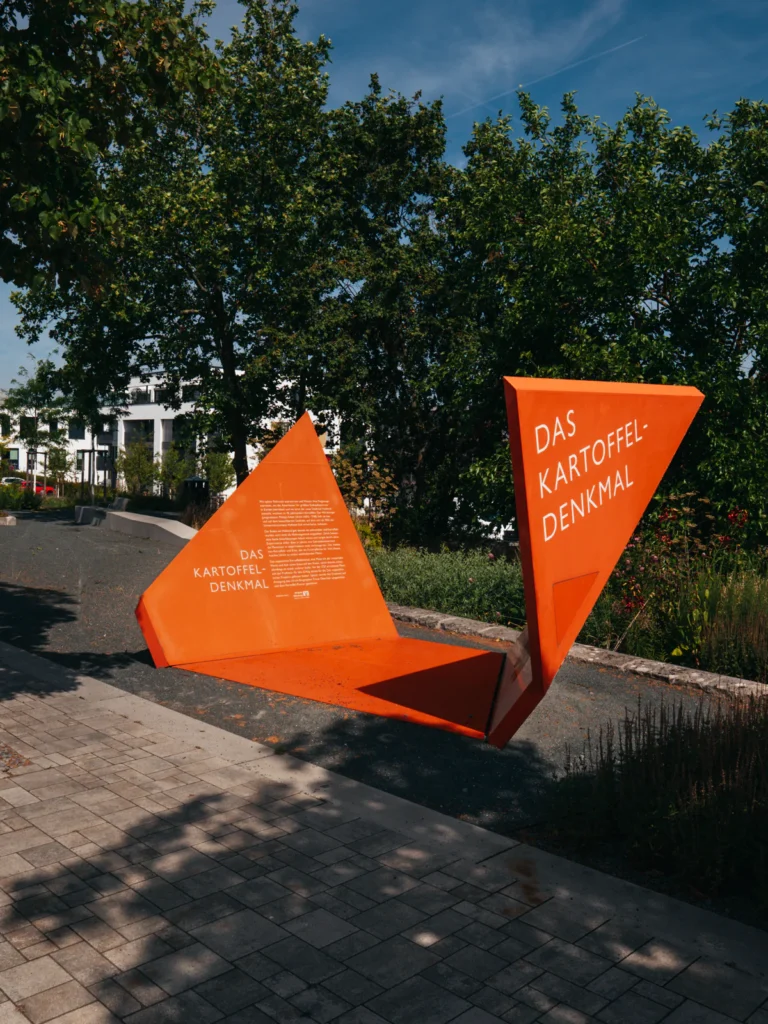 'Das Kartoffel-Denkmal' Erinnerungstafel Würzburg. Der Fotogoals Fotospot in Würzburg
