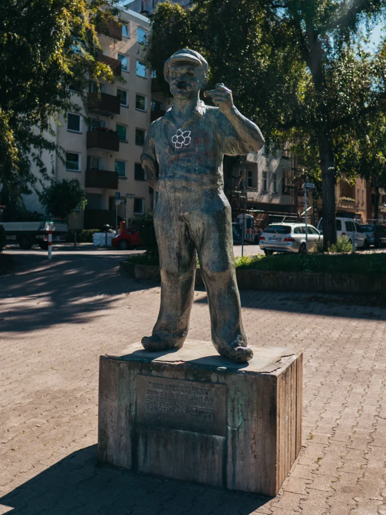 'Der Spreekieker' Skulptur Berlin. Der Fotogoals Fotospot in Berlin