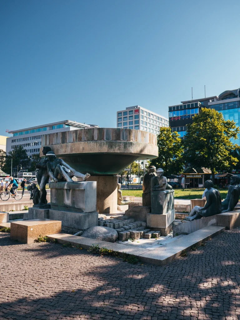 Der Südbrunnen (Lebensalter) - Wittenbergplatz Berlin. Der Fotogoals Fotospot in Berlin