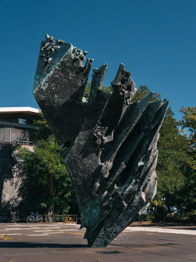 'Die F Berlin. Der Fotogoals Fotospot in Berlinlamme' Skulptur