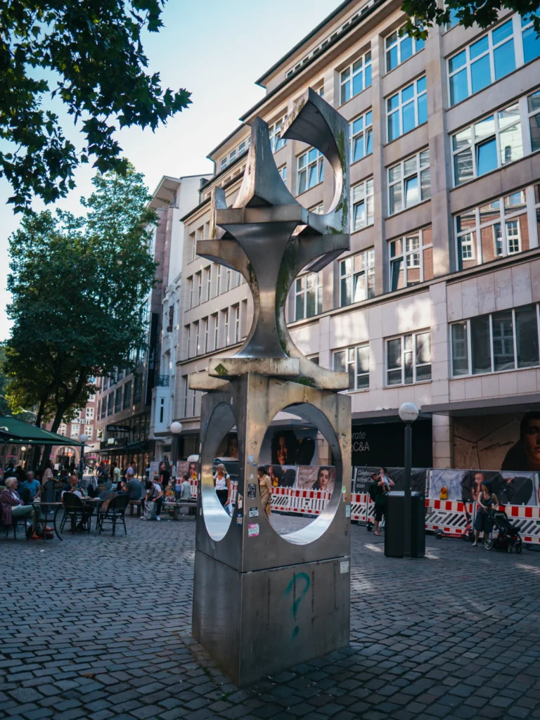 Edelstahlskulptur - Ida-Ehre-Platz Hamburg. Der Fotogoals Fotospot in Hamburg