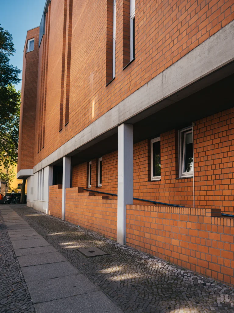 Eingangsbereich aus Backsteinen Berlin. Der Fotogoals Fotospot in Berlin