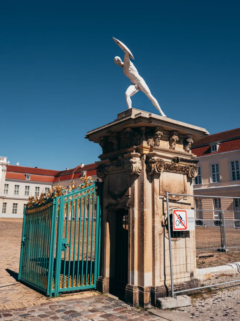 Eingangstor Ehrenhof - Schloss Charlottenburg Berlin. Der Fotogoals Fotospot in Berlin