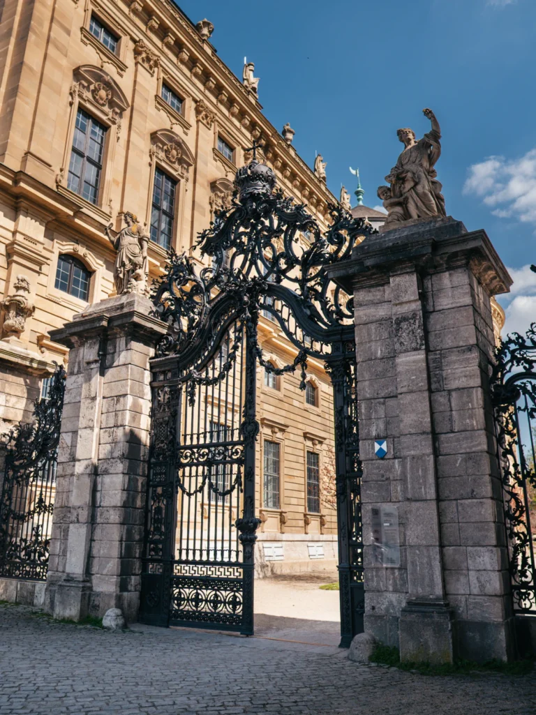 Eingangstor zum Hofgarten Würzburg. Der Fotogoals Fotospot in Würzburg